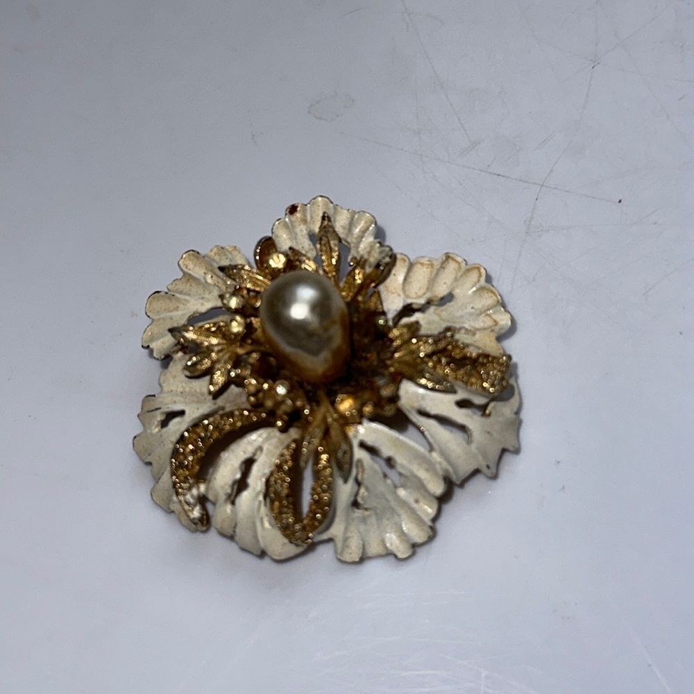 Vintage Coro white & gold tone flower‎ brooch/pin with large pearl center